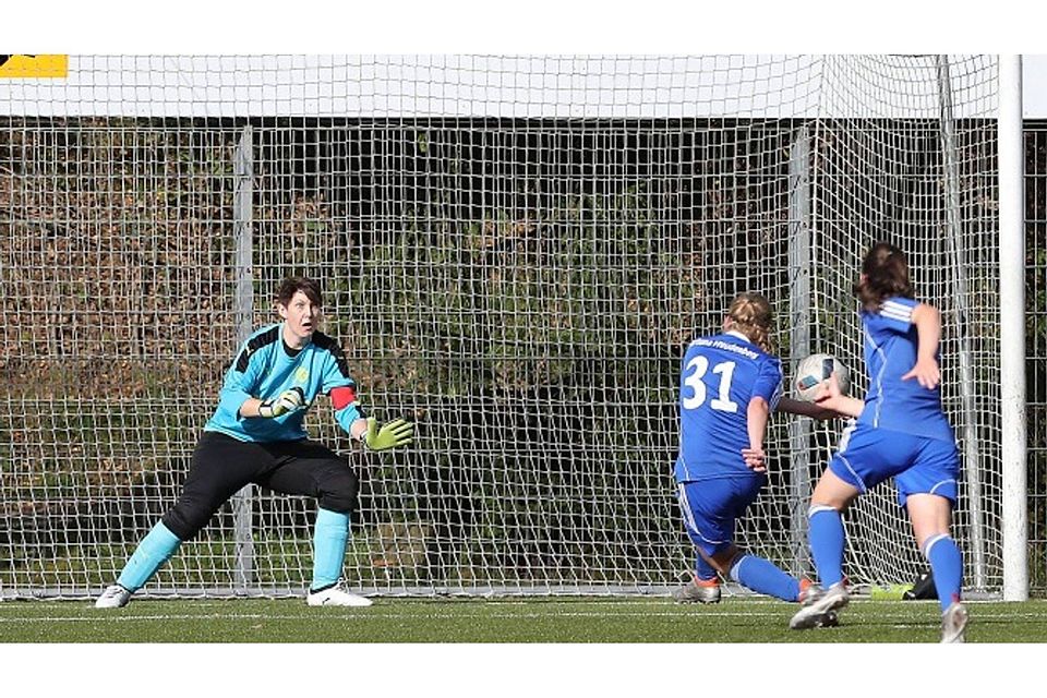 Vanessa Schöbel (Nr. 31) verwandelte diesen Elfmeter gegen die Dorstfelder Torhüterin Stefan Schreiber zum 1:1-Zwischenstand (Endstand: 1:4).	Foto: Reinhold Becher