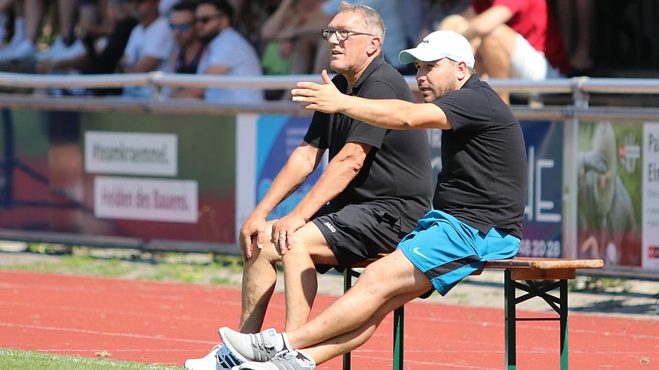 Abschied von der DJK Waldram nach eineinhalb Jahren als Trainer: Reiner Leitl (li.) und  Manuel Kluge.