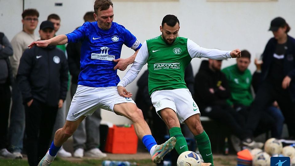 Beherzt zur Sache gehen: Timo Liebisch (in Blau) vom TSV Mommenheim im Zweikampf.
