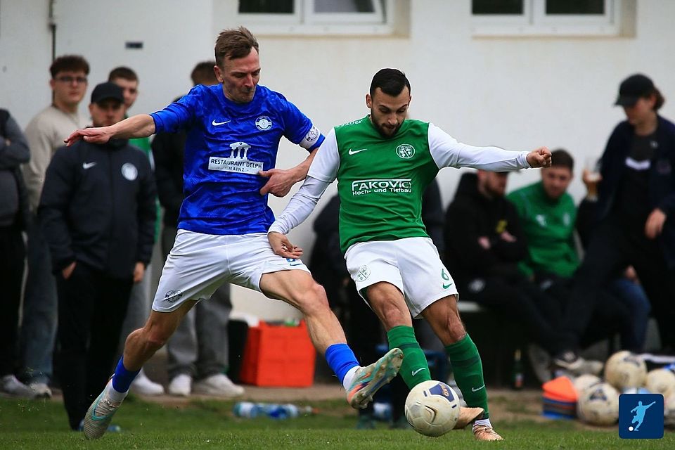 Beherzt zur Sache gehen: Timo Liebisch (in Blau) vom TSV Mommenheim im Zweikampf.