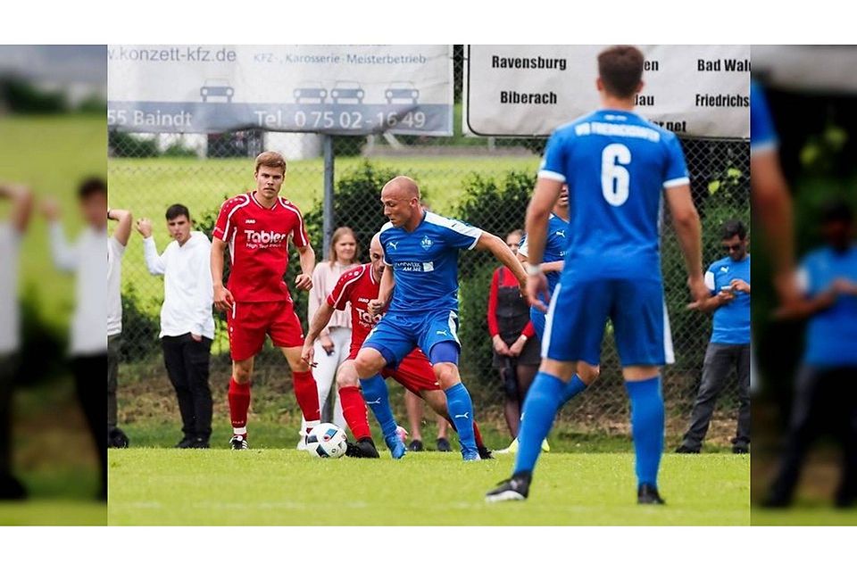 Friedrichshafens Spielertrainer Daniel Di Leo (am Ball) und Ugur Tuncay (Nummer 6) nehmen mit dem VfB nach der verpassten Relegation einen neuen Anlauf in der Landesliga. &lt;em&gt;Foto: Florian Wolf&lt;/em&gt;