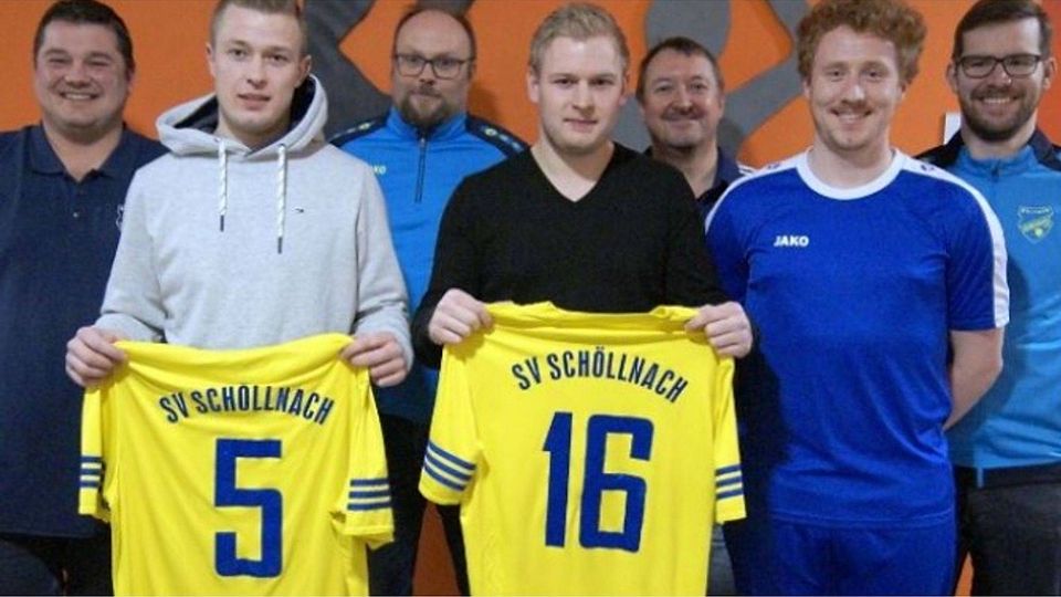 Das künftige Team des SV Schöllnach um die Neuzugänge Florian und Sebastian Engheiser, der gemeinsam mit Simon Godec (in blau) als Co-Spielertrainer fungieren wird.