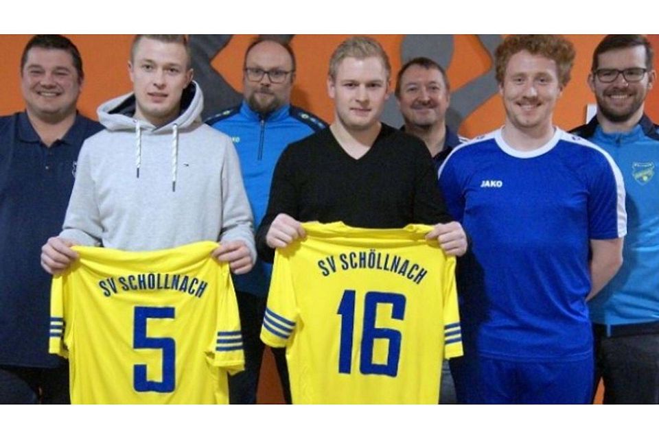 Das künftige Team des SV Schöllnach um die Neuzugänge Florian und Sebastian Engheiser, der gemeinsam mit Simon Godec (in blau) als Co-Spielertrainer fungieren wird.