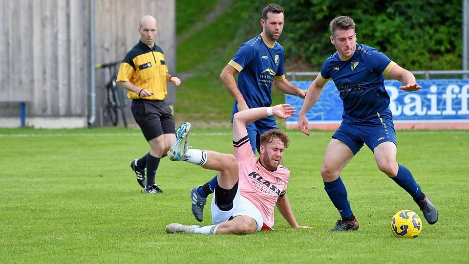 Der SC Malching (in Blau) im Spiel gegen den SV ADelshofen (rosa Trikots).