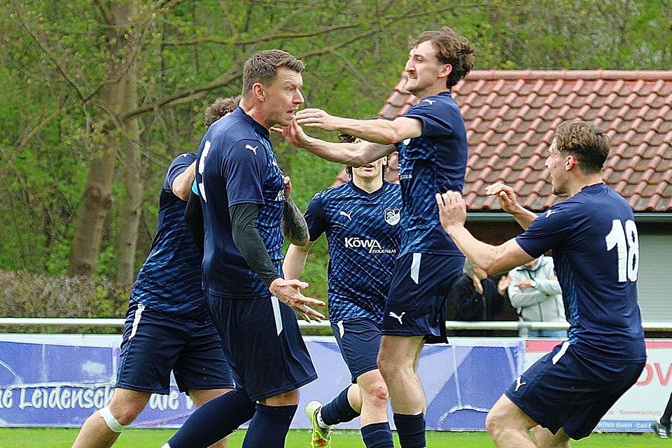 So bejubelten die Ettmannsdorfer den Sieg im Spitzenspiel.