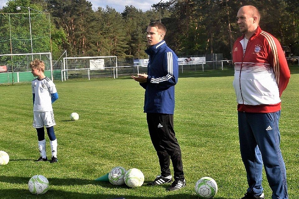 Die E-Junioren-Trainer Sebastian Klüter und Chris Papendorf waren froh, wieder mit dem VfL Vierraden auf dem Platz zu stehen.