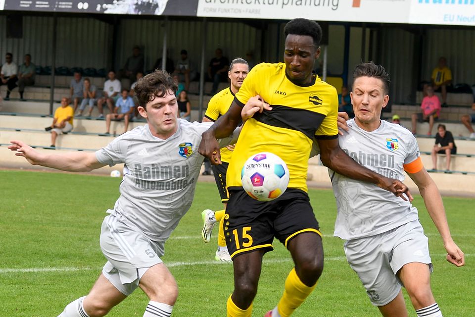 Hohkeppels Mike Owusu (Mitte), vergangene Saison noch für den 1. FC Düren unterwegs, war kaum zu stoppen. Hier versuchen es die beiden Germania-Akteure Finn Franck (links) und Tobias Wilhelm vergeblich. ⇥Foto: Karl-Heinz Hamacher