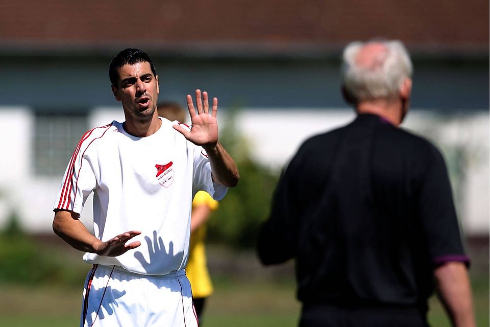Öner Birdir gibt weiterhin die Anweisungen als Trainer der Senioren des FC Harburg F: Charly Becherer Öner Birdir gibt weiterhin die Anweisungen als Trainer der Senioren des FC Harburg F: Charly Becherer
