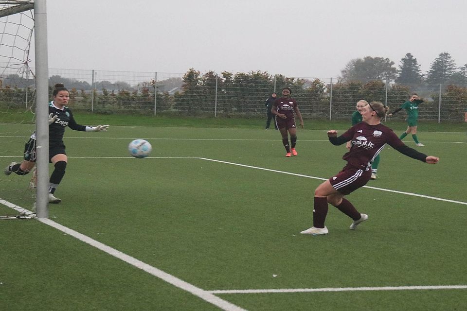 Gleich steht es 1:0 für Waldenrath-Straeten: Michelle Leicher hämmert den Ball ins Netz. Gleich steht es 1:0 für Waldenrath-Straeten: Michelle Leicher hämmert den Ball ins Netz.