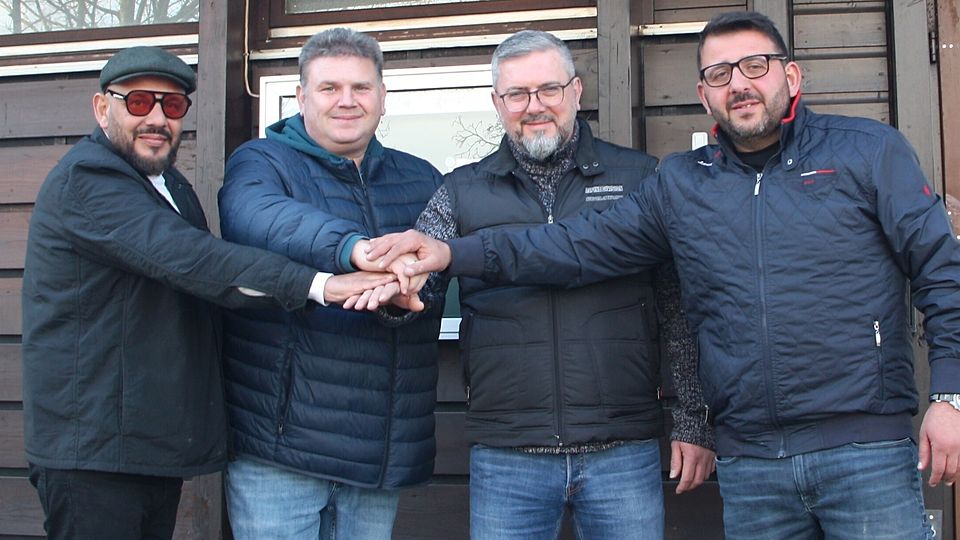 Mehmet Celik (links), Werner Muth (2. von links) und Cüneyt Celil (rechts) begrüßen den künftigen Trainer Paolo Maiolo.