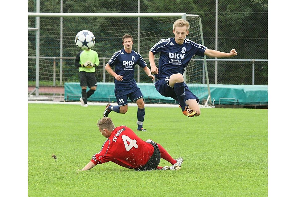 Vorhang auf in der Fußball-Kreisklasse 2. In Ebermannstadt stehen sich mit dem TSV (blaue Trikots) und dem TKV Forchheim zwei ambitionierte Teams im direkten Duell gegenüber (Foto: Michael Müller).