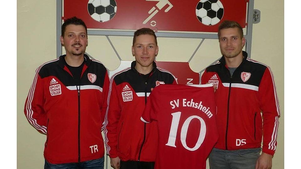 Abteilungsleiter Thomas Raab (links) präsentiert das künftige Echsheimer Trainerduo: Matthias Kefer (Mitte) und Björn Wohlrab.