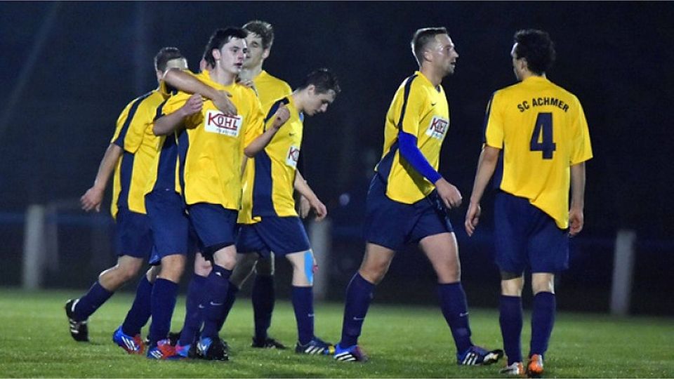 Grund zum Jubeln hatte Achmer am Freitagabend vor heimischer Kulisse. Der SCA schlug den FCR Bramsche im Stadtderby deutlich mit 3:1. Foto: Rolf Kamper