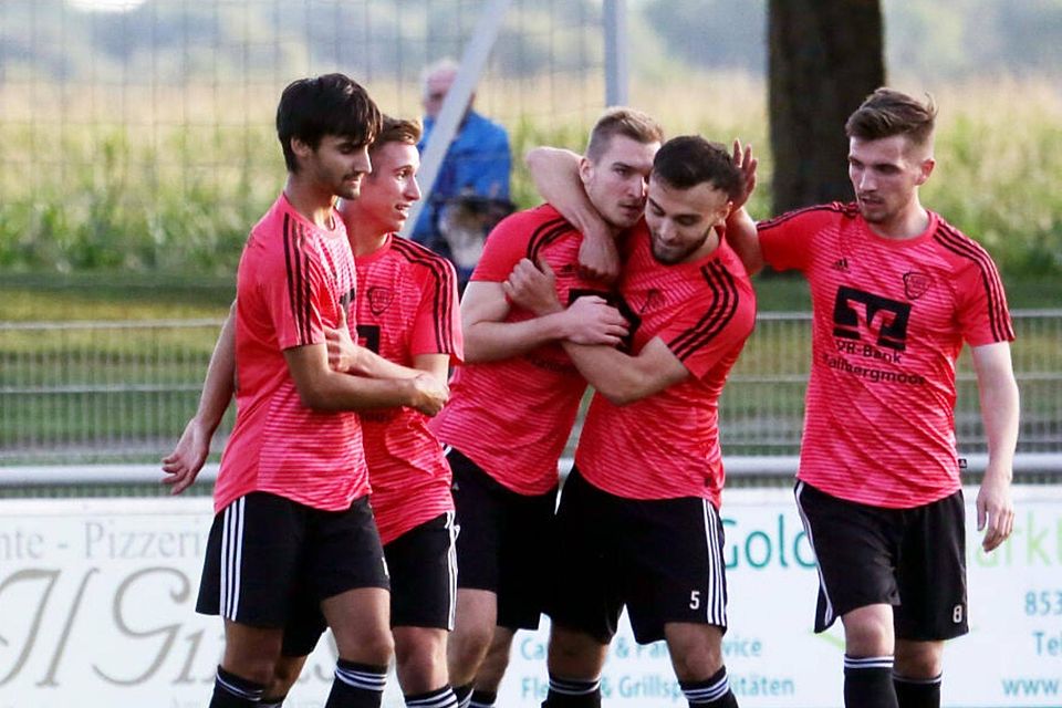 Noch Theorie, bald Realität? Sollte Corona eine Fortführung der Saison unmöglich machen und der Verband von einer weiteren Verlängerung absehen, wären die Kicker des VfB Hallbergmoos Bayernliga-Aufsteiger. Noch Theorie, bald Realität? Sollte Corona eine Fortführung der Saison unmöglich machen und der Verband von einer weiteren Verlängerung absehen, wären die Kicker des VfB Hallbergmoos Bayernliga-Aufsteiger.