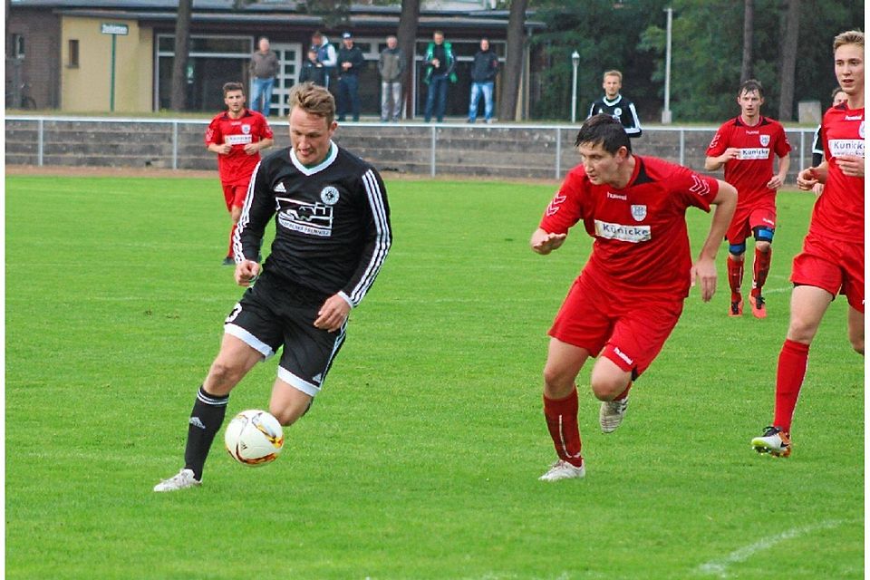 TSV-Stürmer Sebastian Krumbholz (l.) sorgte mit seinem Treffer für die große Erlösung.   ©MZV