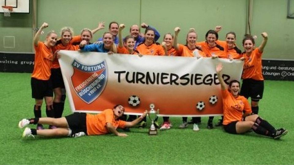 So sehen Sieger aus! Die zweite Mannschaft der Fortuna-Frauen gewann das eigene Turnier und sicherte sich damit den erstmals ausgespielten Pokal der Pokal der VR-Bank Freudenberg-Niederfischbach. Foto: Verein
