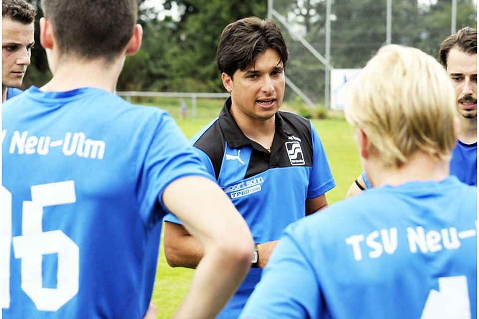 Ünal Demirkiran (Mitte) ist nicht nur Trainer von Landesligist TSV Neu-Ulm, der Ex-Profi war in den vergangenen drei Spielen auch auf dem Platz der Leitwolf für sein Team. Aus diesen drei Partien holte der TSV sieben Punkte.	F.: Roland Furthmair