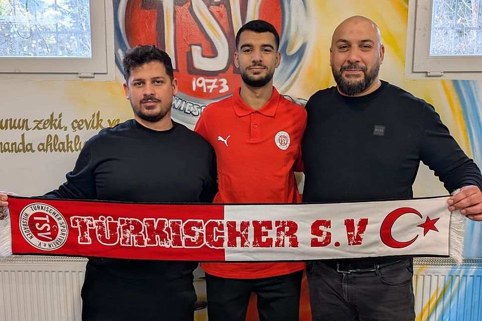Klubchef Ilkay Candogan (links) und Trainer Gökhan Caliskan (rechts) mit Top-Neuzugang Otman Jaatit (mitte). 