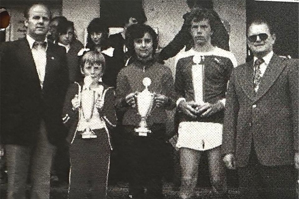 Siegerehrung 1978: Sparkassen-Direktor Herbert Gebhardt (r.) und Stefan Hany gratulierten den Gewinnern bei den C-, D- und E-Junioren.