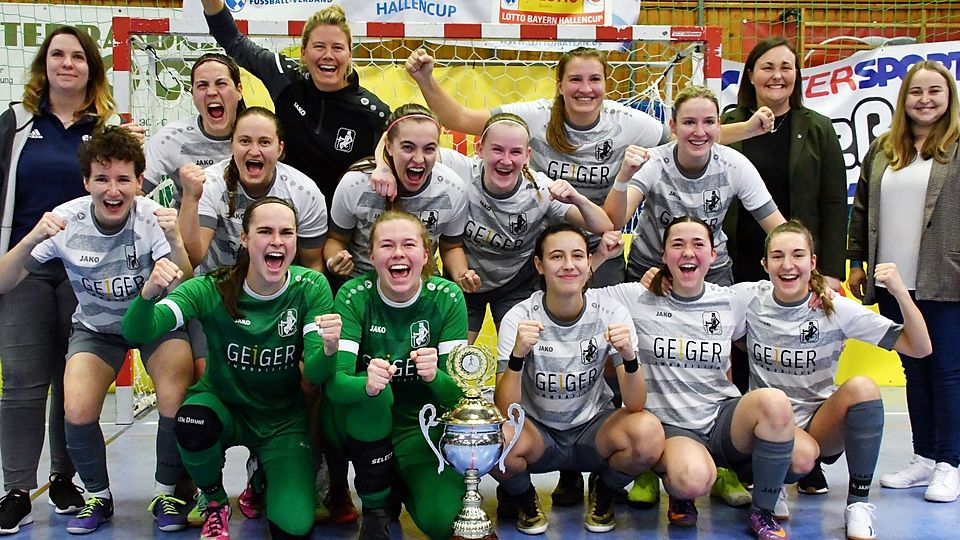 Die Frauen des TSV Schwaben Augsburg bejubeln den schwäbischen Futsaltitel.