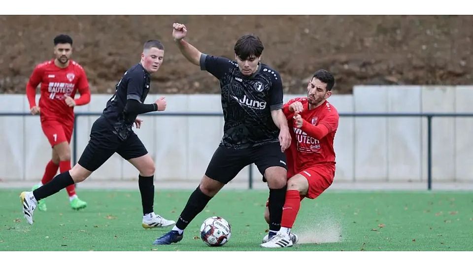 Der VfL Weidenhausen und Quin Palushaj (2. v. re.) gastieren in der Kreisoberliga bei den SF/BG Marburg II, während der FC Türk Gücü Breidenbach und Abdurraham Tasiran (re.) Roßdorf empfangen. © Jens Schmidt