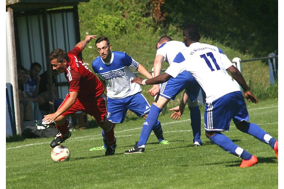 Aufsteiger Bieberbach (in rot) wurde vom favorisierten FC Wichsenstein (weiß) mit 2:1 gestoppt. F: Rudolf Maxbauer