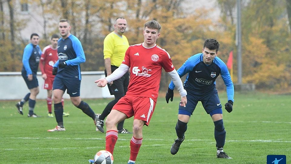 Mit dem 3:1 gegen den FC Vorbach (in Blau) gelang dem VfB Rothenstadt (in Rot) geradezu ein Befreiungsschlag im Kampf um den Klassenerhalt.