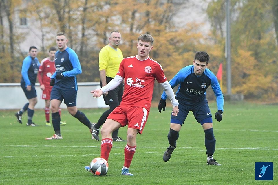 Mit dem 3:1 gegen den FC Vorbach (in Blau) gelang dem VfB Rothenstadt (in Rot) geradezu ein Befreiungsschlag im Kampf um den Klassenerhalt.