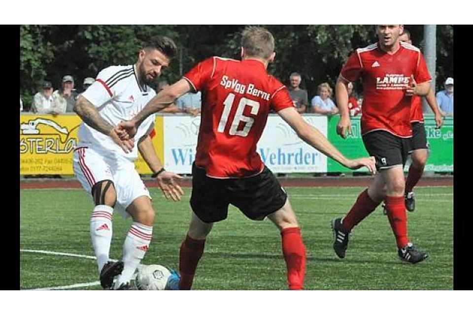 Die Braker Fußballer (in Weiß, hier im Bezirkspokalspiel gegen Berne) wollen gegen Wiefelstede eine neue Serie starten. Felix Grossmann