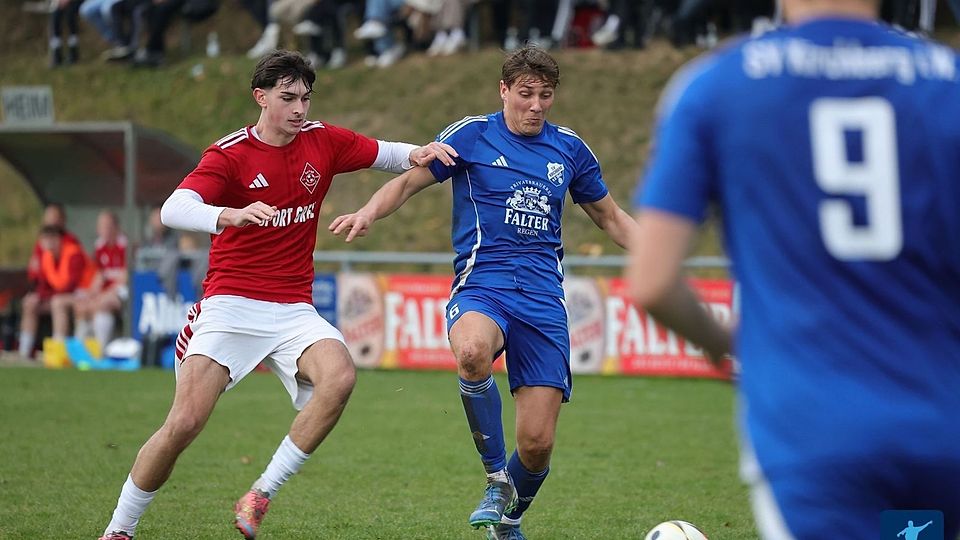 Nochmals vor toller Kulisse lieferten sich die SpVgg Patersdorf (rote Trikots) und der SV Kirchberg einen intensiven Schlagabtausch. 