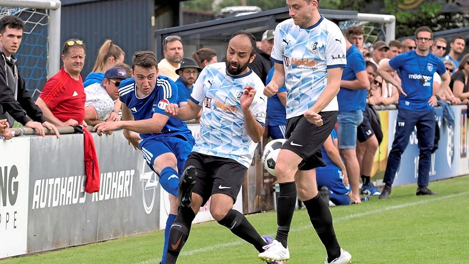 Im Kellerduell ging es richtig eng zu. Holzheims Vinzenz Pennacchia (links) konnte zwar die Glötter Mehmet Taner und Andreas Schrettle überspielen, am Ende aber behielt die SSV mit 1:0 die Oberhand und bleibt Kreisligist.