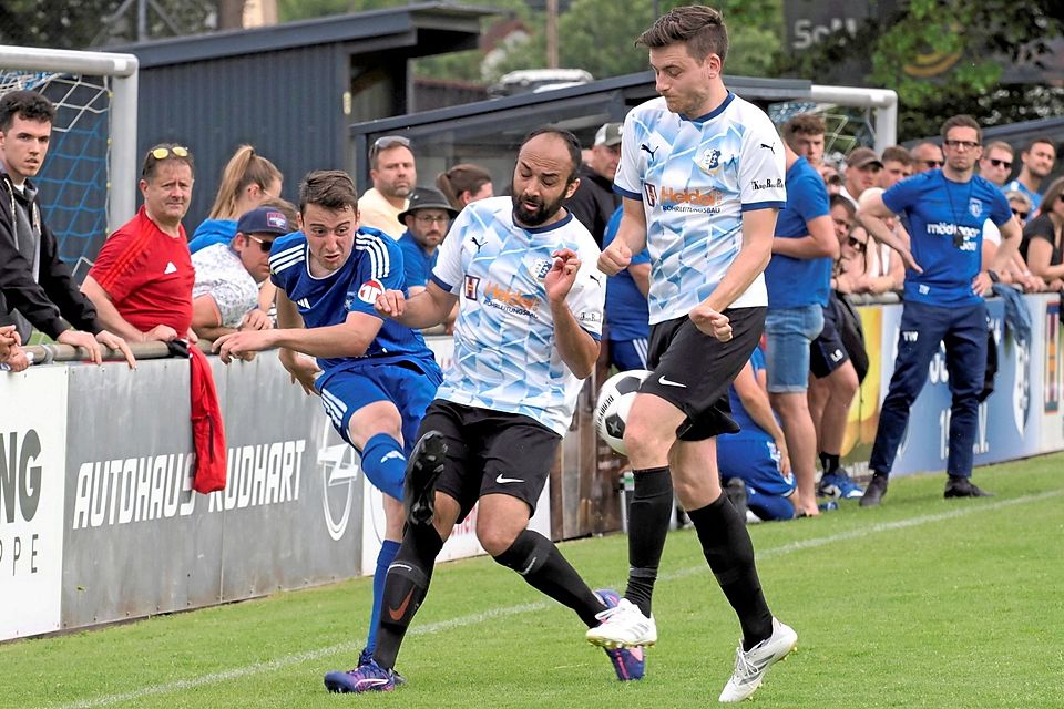 Im Kellerduell ging es richtig eng zu. Holzheims Vinzenz Pennacchia (links) konnte zwar die Glötter Mehmet Taner und Andreas Schrettle überspielen, am Ende aber behielt die SSV mit 1:0 die Oberhand und bleibt Kreisligist.