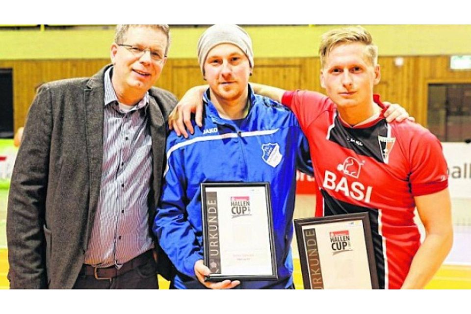 Freuen sich über die Auszeichnungen: Danny Richter (von rechts) und Alex Lüpges mit Hallencup-Sponsor Jörg Minten von NetAachen.