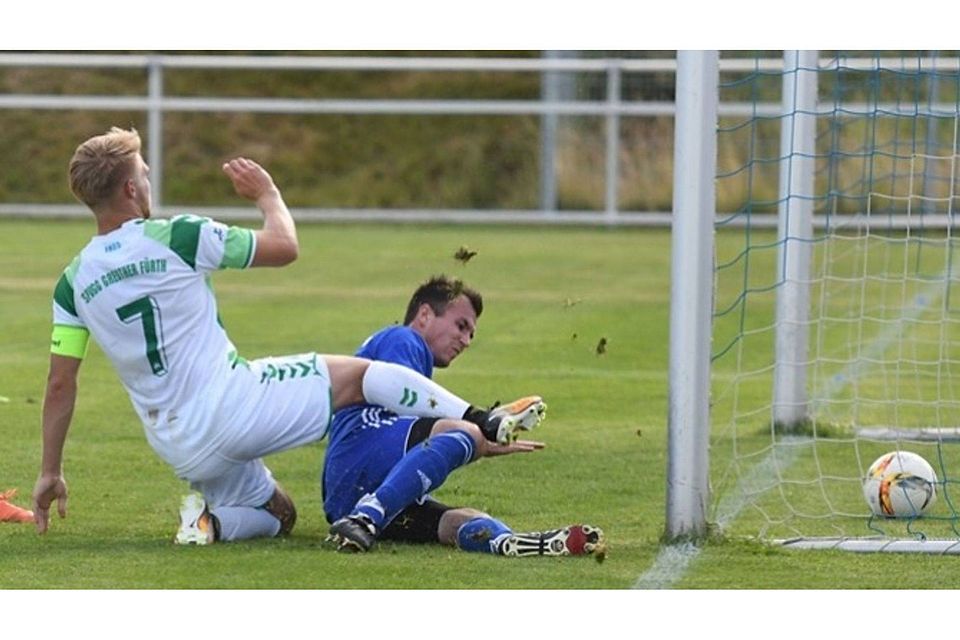 Stefan Maderer erzielte für Greuther Fürth II (weiß-grünes Trikot) beide Tore gegen Raigering.  Foto: Baier