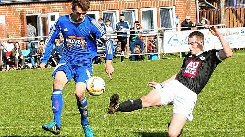 Breitenfeldes Niklas Boyn wird von Linus Bohlmann   (rechts) von der SG Großensee/Brunsbek  attakiert. Foto: Lekien