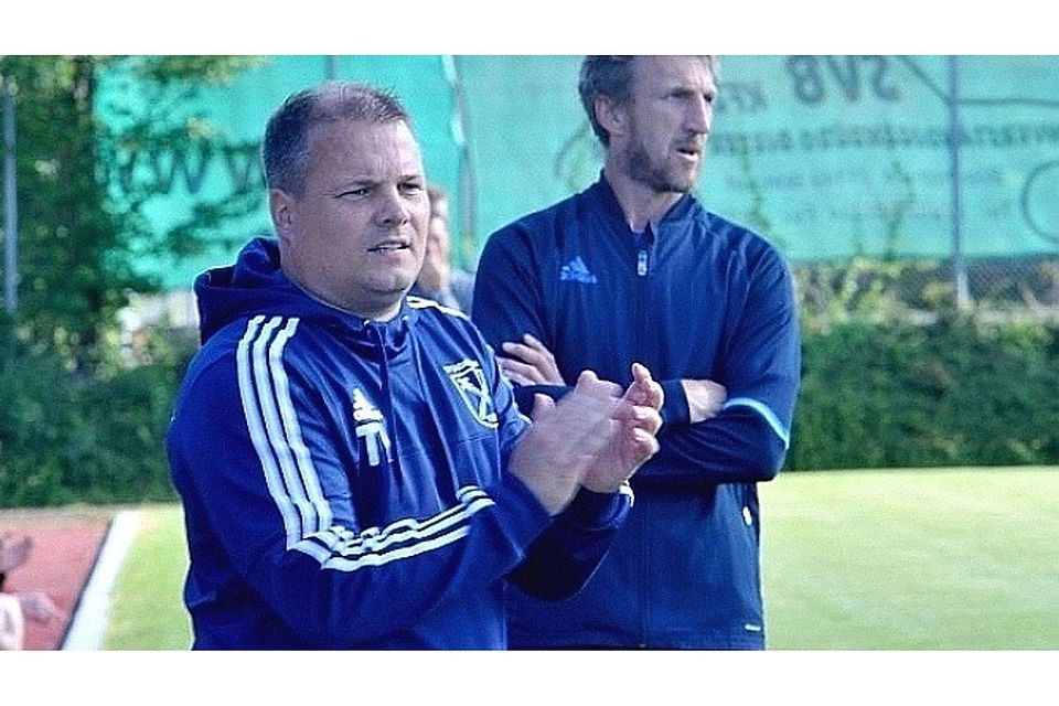 Darmsheims Trainergespann Tobias Lindner (links) und Wolfgang Buck: Gespannt auf die Landesliga-Saison Foto (Archiv): Photo 5