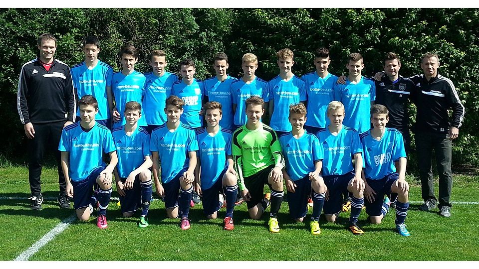 Zum Meisterteam gehören (hinten v.l.) Rainer Berg, Tobias Fuchs, Isaak Berg, Luca Homeier, Marco Stahl, Lukas Köglmeier, Pattrick Grundler, Andre Treutel, Nico Schmid, Moritz Stich, Andreas Klose, Armin Stich, (vorne v.l.) Jonas Laumer, Gabriel Angstwurm, Carlo Werkmann, Bruno Schon, Patrick Fenzl, Tobias Klose, Jonas Böhm, Daniel Edlböck.