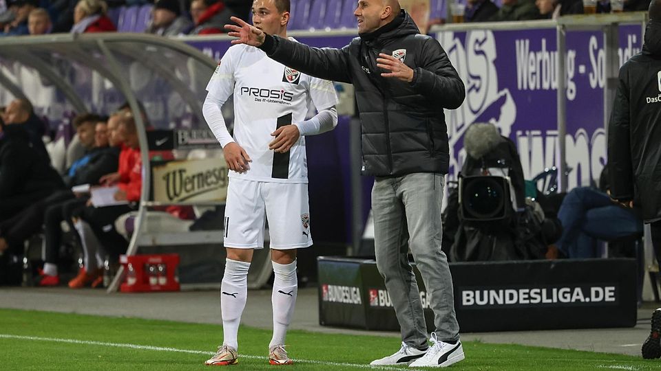Erster Einsatz in der Startelf des FC Ingolstadt: Fabian Cavadias bekommt von Trainer André Schubert Anweisungen.	Foto: Stefan Bösl