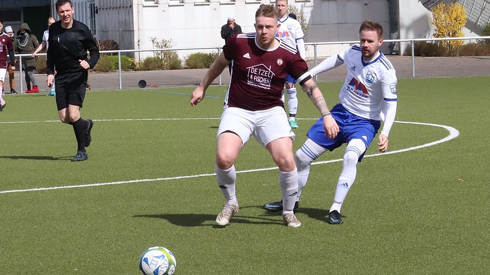 Zwei starke Mittelfeldspieler im Zweikampf: Marcus Lasonczyk und Stephan Seliger.