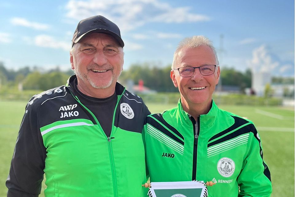 Bernd Eckert (links) und Siegmar Schuckay (sportlicher Leiter FC Steinbach-Hallenberg). Eckert wird ab der kommenden Saison den Trainerposten beim FC Steinbach-Hallenberg übernehmen.