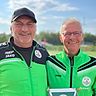 Bernd Eckert (links) und Siegmar Schuckay (sportlicher Leiter FC Steinbach-Hallenberg). Eckert wird ab der kommenden Saison den Trainerposten beim FC Steinbach-Hallenberg übernehmen.