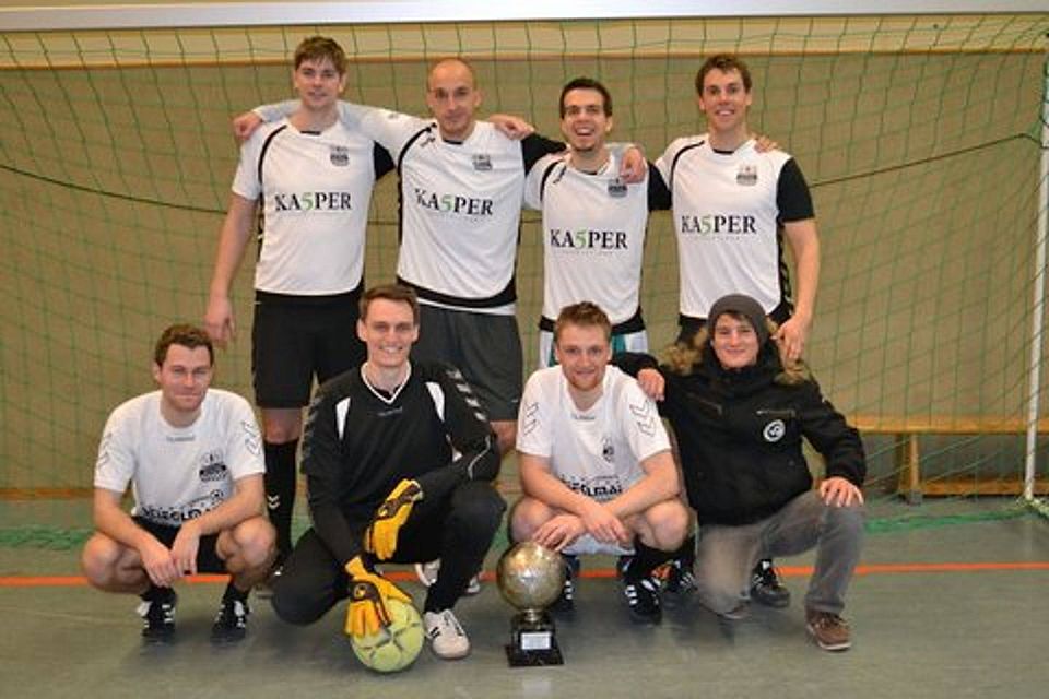 So sehen strahlende Sieger aus: die Bolzplatzheroes. Foto: Claudia Bernhard