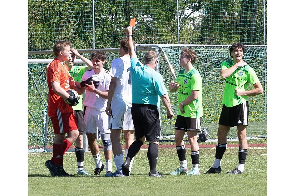 Platzverweis wegen vermeintlicher Notbremse: Schiedsrichter Uwe Melzer zeigt dem Pöckinger Carl Schilling kurz vor Schluss die Rote Karte.
