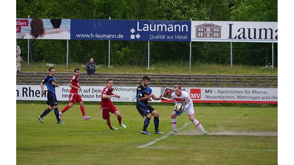 Gesperrt: SCP-II-Torwart Jonas Brammen, hier mit Paderborns Kapitän Ahmet Aydincan, muss nach seiner Roten Karte im letzten Saisonspiel zuschauen. F: Daniela L.