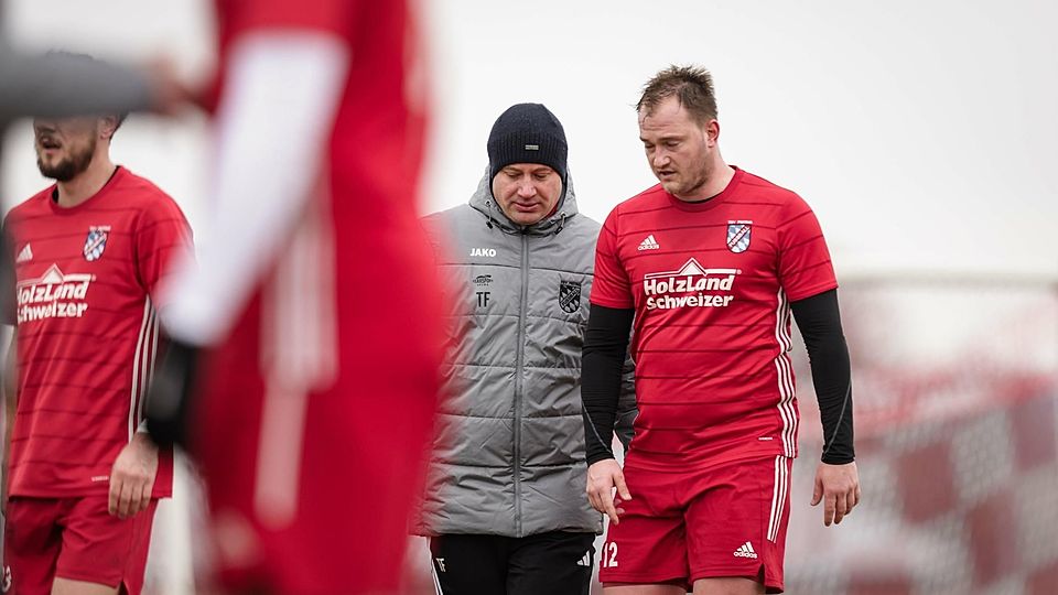 Fußball Bezirksliga Saison 2024/25 TSV Peiting Trainer Thmas Fischer (in grauer Jacke) beim Heimspiel gegen den FC Penzberg am 1. März 2025.