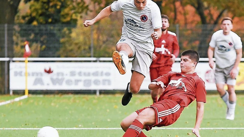 Mit Vorwärtsdrang in Wenau: Der SV Helpenstein (in Weiß) war mit Siegabsichten in die Partie gestartet und freundete sich dann mit einem Punkt an.