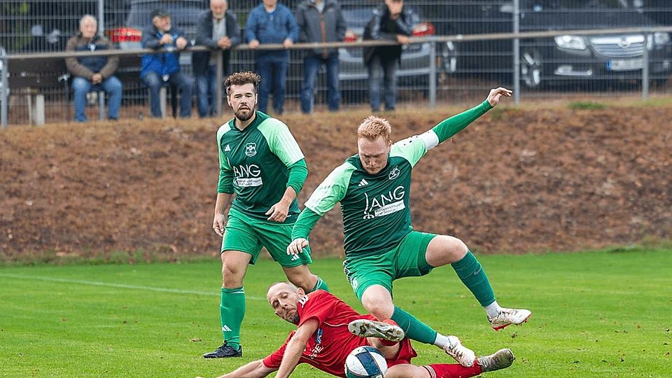 Es ging schon am Dienstagabend richtig zur Sache bei der Partie zwischen Steinberg-Deckenhardt-Walhausen (rot) gegen die mit 4:1 siegreichen Gäste aus Dirmingen-Berschweiler.