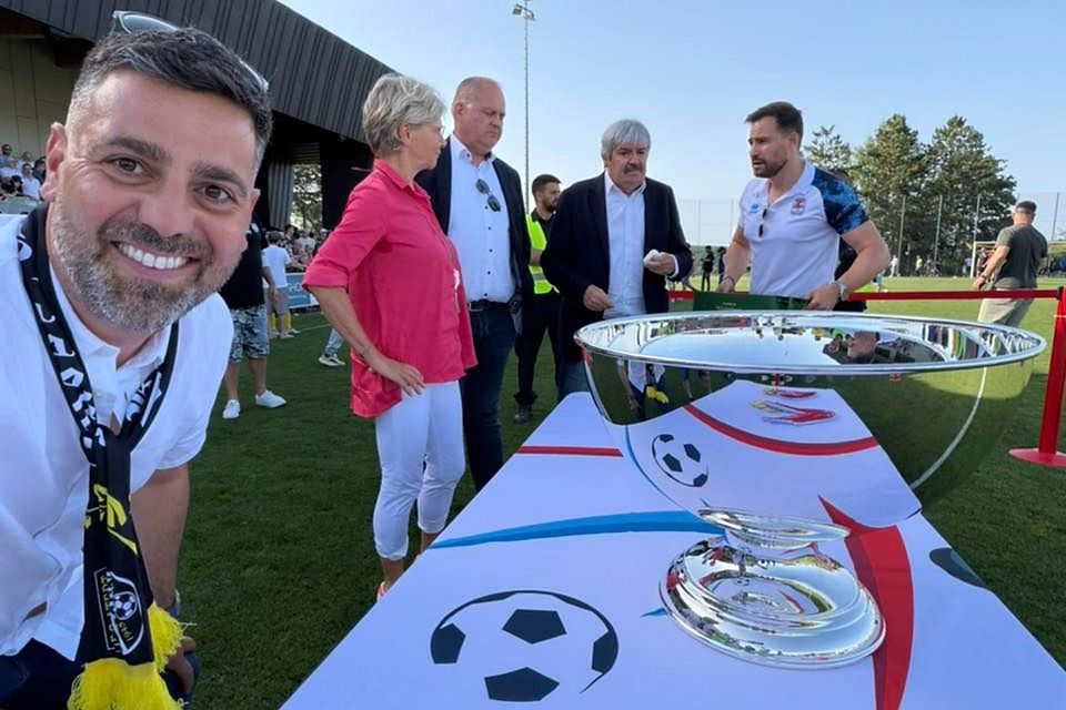 Bissens Bürgermeister David Viaggi (l.) posiert mit der Trophäe