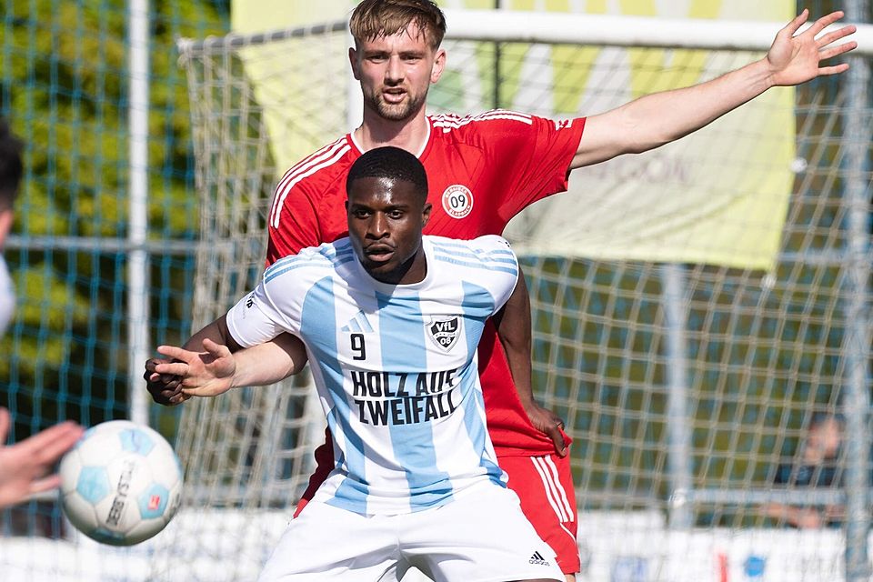 Den Spitzenreiter im Zaum gehalten: Der VfL Vichttal mit Bismark Quayson (weiß-blaues Trikot) zeigte gegen Bergisch Gladbach, dass er auf Augenhöhe ist.