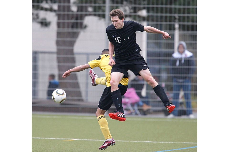 Hoppla: Westend-Spieler Souhail Lamnati (links) muss sich dem ungestümen Angriff von Florian Meklenburg erwehren. Hoppla: Westend-Spieler Souhail Lamnati (links) muss sich dem ungestümen Angriff von Florian Meklenburg erwehren.